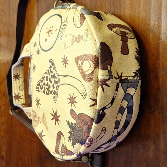 🍄 Mushroom/ouija board/crystal ball/chalice mystical round purse! - Picture 10 of 16